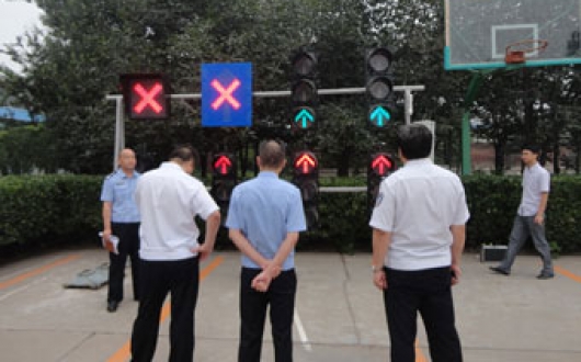 劉恕副局長和胡希文處長對潮汐車道控制器及燈具樣品調(diào)研